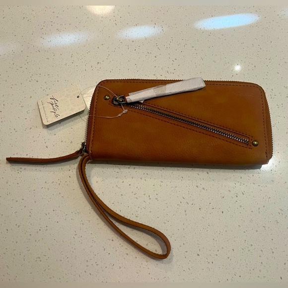🆕 Free People | Distressed Vegan Wallet / Wristlet in Brown Vegan Leather - Picture 6 of 9